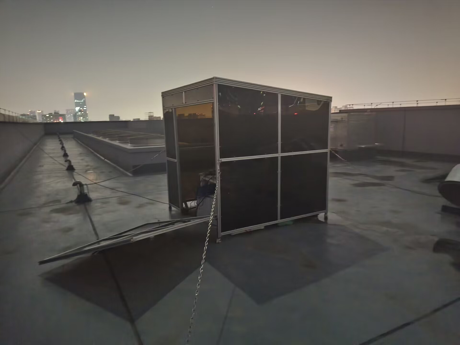 坏掉的亚克力小房子